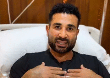أول ظهور لـ أحمد سعد من المستشفى بعد الحادث المروع الذي تعرض له