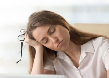 هل تؤثر قلة النوم في شباب البشرة؟