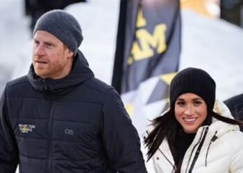 قبلة عفوية بين ميغان وهاري.. وعودة إلى أجواء المنزل الدافئة