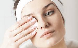 أفضل أنواع مزيلات المكياج لمنطقة حول العيون