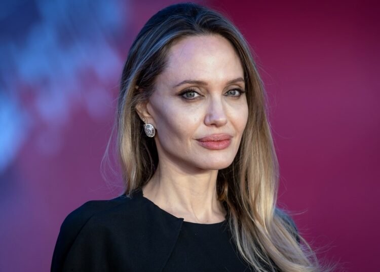 أنجلينا جولي تكشف ندوب استئصال الثدي