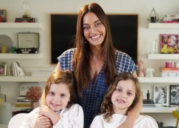 كارن وازن تردّ بحزم على منتقدي شعر ابنتيها