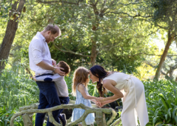 هاري وميغان يحتفلان بالأعياد بصور عائلية جديدة