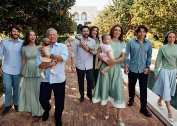 صورة تجمع الملكة رانيا والعائلة الملكية