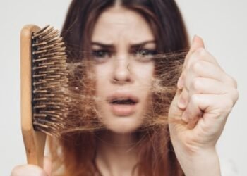 أسباب تساقط الشعر وطرق التعامل معه