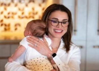 لقطة عفوية تجمع الملكة رانيا بابنتها وحفيدتها