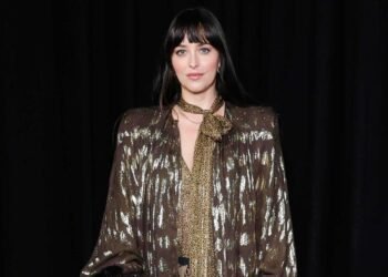 فالنتينو تودع مؤسسها بعرض هوت كوتور مهيب في باريس