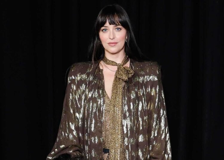 فالنتينو تودع مؤسسها بعرض هوت كوتور مهيب في باريس