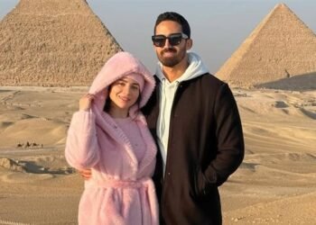 مي عز الدين تحتفل بعيد ميلاد زوجها أمام الأهرامات