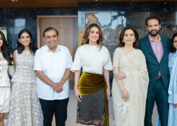 الملكة رانيا تجتمع بعائلة أمباني في مومباي