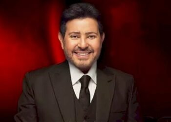 هاني شاكر يغني على كرسي بعد جراحة بالعمود الفقري