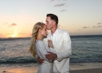 زوج باريس هيلتون يتقدم لخطبتها مجددًا