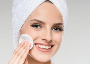 تنظيف البشرة الخطوة الأساسية لإطلالة مشرقة في عيد الحب