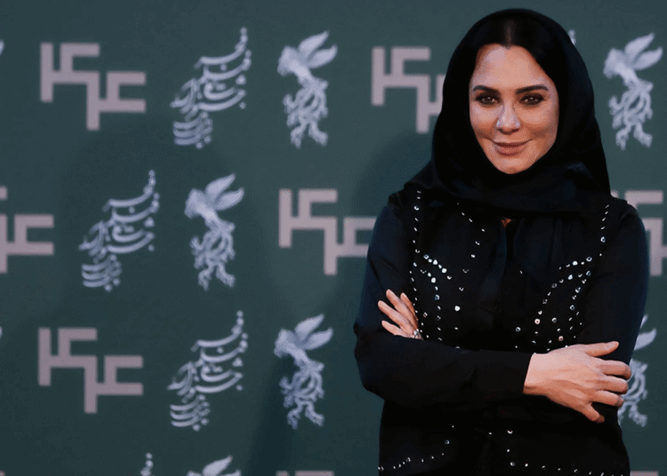 سلاف فواخرجي ترد على جدل ظهورها بالحجاب