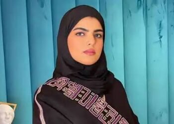 سارة الودعاني تعلّق على جدل خلعها للحجاب