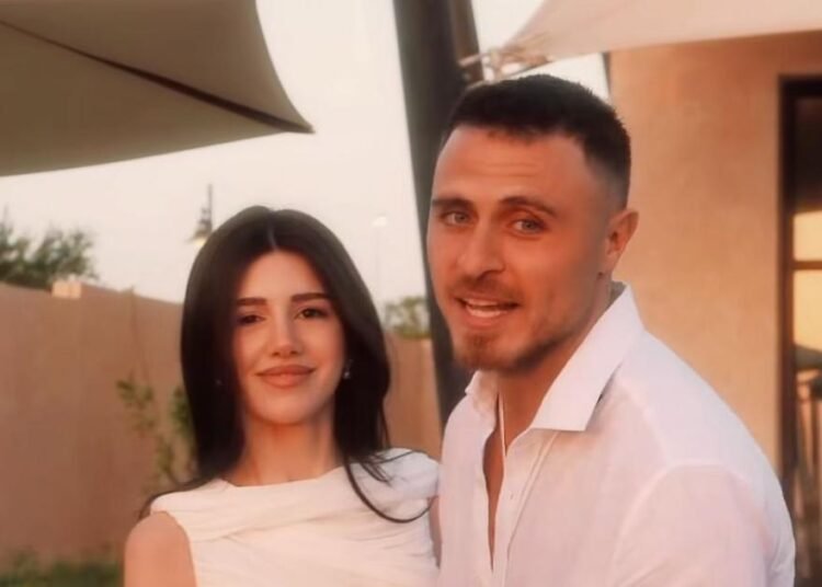 رامي حمدان وسيدرا بيوتي يحتفلان بخطوبتهما على البحر