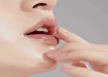 أقنعة منزلية لترطيب الشفاه بعمق واستعادة نعومتها