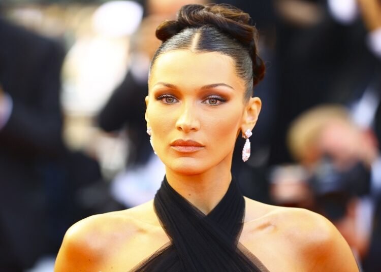 بيلا حديد أول سفيرة عالمية لمستحضرات Prada Beauty