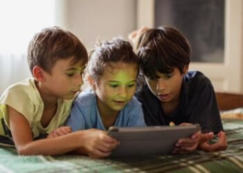 لماذا يصعب التحكم في استخدام الشاشات لدى الاطفال؟
