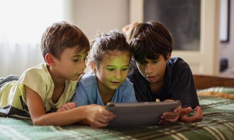 لماذا يصعب التحكم في استخدام الشاشات لدى الاطفال؟