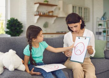 دليل عملي لدعم الأطفال والبالغين خلال فترات التوتر والأزمات