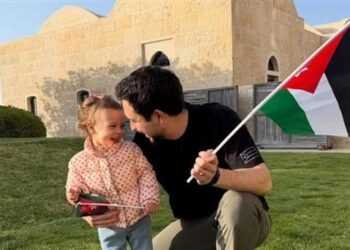 الأمير الحسين يحتفل مع ابنته الأميرة إيمان بيوم العَلم الأردني