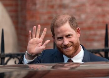 تسريب رسائل حب وغزل بين الأمير هاري وصحافية بريطانية
