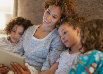 طرق تنظيم يوم الطفل حسب عمره من دون تعقيد