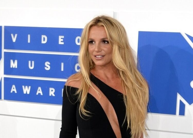 طليق بريتني سبيرز يدعم قرار دخولها المصحة العلاجية