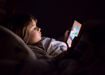 تأثير الشاشات في تطور لغة الطفل