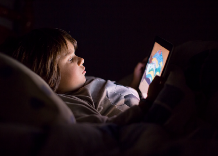 تأثير الشاشات في تطور لغة الطفل