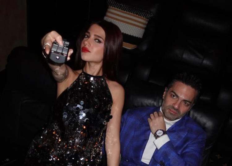 نارين بيوتي تتألق بالألماس في ذكرى زواجها الأولى