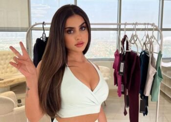 الدكتورة يومي بملامح حمل واضحة في أحدث إطلالاتها