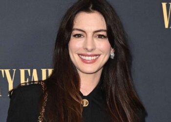 آن هاثاواي تستخدم كلمة عربية وتثير تفاعلاً واسعاً