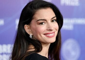 معجب يهدي آن هاثاواي قرآنا بعد التفاعل الكبير مع “إن شاء الله”