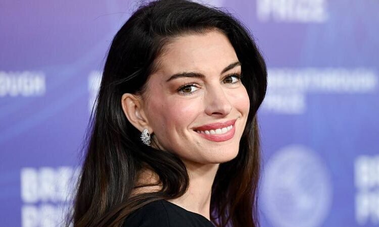 معجب يهدي آن هاثاواي قرآنا بعد التفاعل الكبير مع “إن شاء الله”