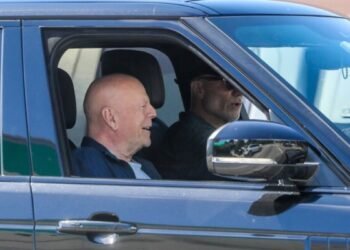 ظهور نادر لـ بروس ويليس رغم معركته مع الخرف