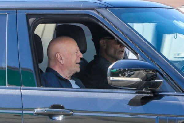 ظهور نادر لـ بروس ويليس رغم معركته مع الخرف