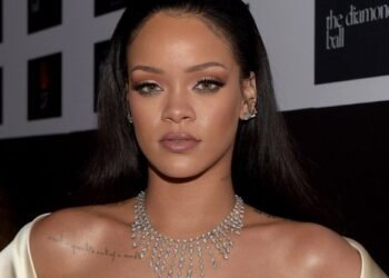 ابنة ريهانا تطل بأزياء “ديور” في أول ظهور علني