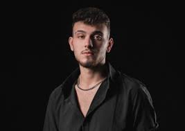 الشامي يعلن اسم أول ألبوماته الغنائية