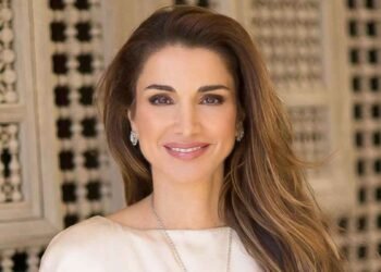 أناقة الملكة رانيا الذهبية بتوقيع جورجيو أرماني تخطف الأنظار