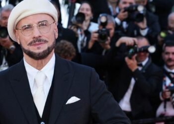 جون ترافولتا بإطلالة غير تقليدية برفقة ابنته في مهرجان كان