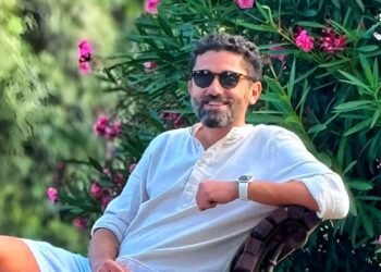 كريم محمود عبدالعزيز مع ابنتيه في أول ظهور بعد انفصاله عن زوجته