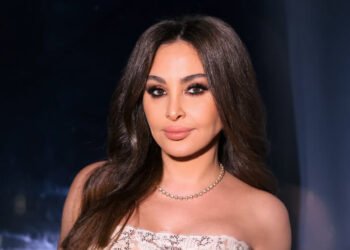 إليسا تستعرض مجوهراتها الفخمة بـ”روب الاستحمام”