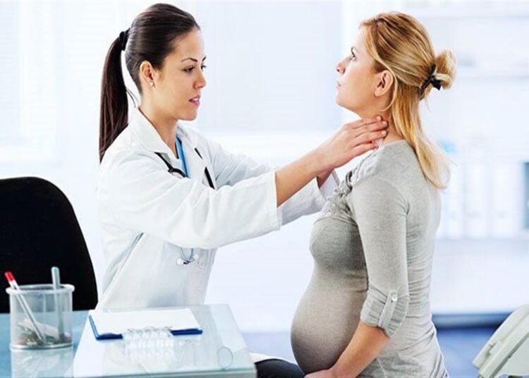 لماذا يزداد خطر مشاكل الغدة الدرقية والحمل وما تأثيرها على الجنين؟