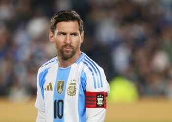 نجوم مصر يمازحون ميسي قبل مباراة منتخب بلدهم والأرجنتين
