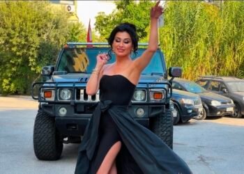 نادين الراسي تخطف الأنظار بفستان بصيحة الورود