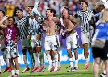 ميسي يحتفل مع جماهير الأرجنتين بعد الفوز على سويسرا