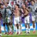 ميسي يحتفل مع جماهير الأرجنتين بعد الفوز على سويسرا