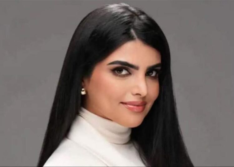 سارة الودعاني تثير الجدل بقصة شعرها الجديدة
